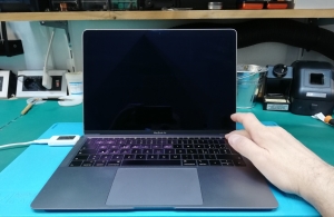 Riparazione Chip T2 su MacBook Air Retina 2018 (Modello A1932) con MACFaaast