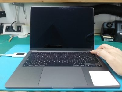 MacBook Air M2 non si accende: riparazione linea di alimentazione PPBUS_AON