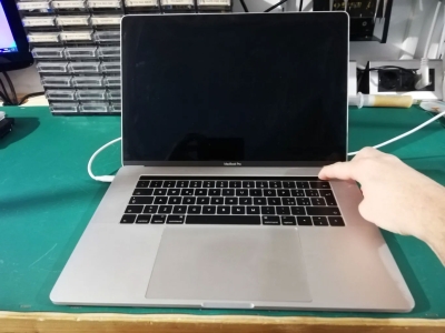 Riparazione MacBook Pro 15&rdquo; Mid 2016 (Modello A1707) che non si accende
