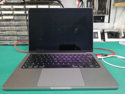 Riparazione MacBook Pro M2 14&Prime; (2023, modello A2779) con schermo nero e retroilluminazione assente