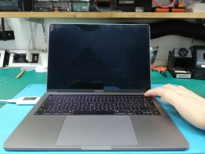 Riparazione MacBook Pro 13&Prime; (2019, modello A1989) con Problemi di Accensione